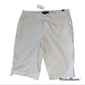 Venezia NWT Cream Capris Womens Size 22